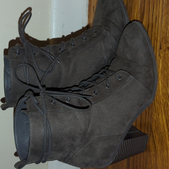 gray suede heel booties size 8 - Picture 4 of 7